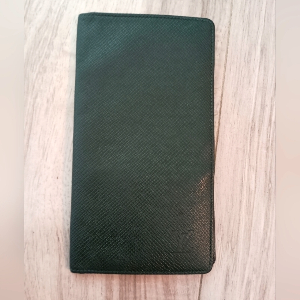 LOUIS VUITTON TAIGA  BI-FOLD LONG SLIM WALLET LEATHER FOREST GREEN